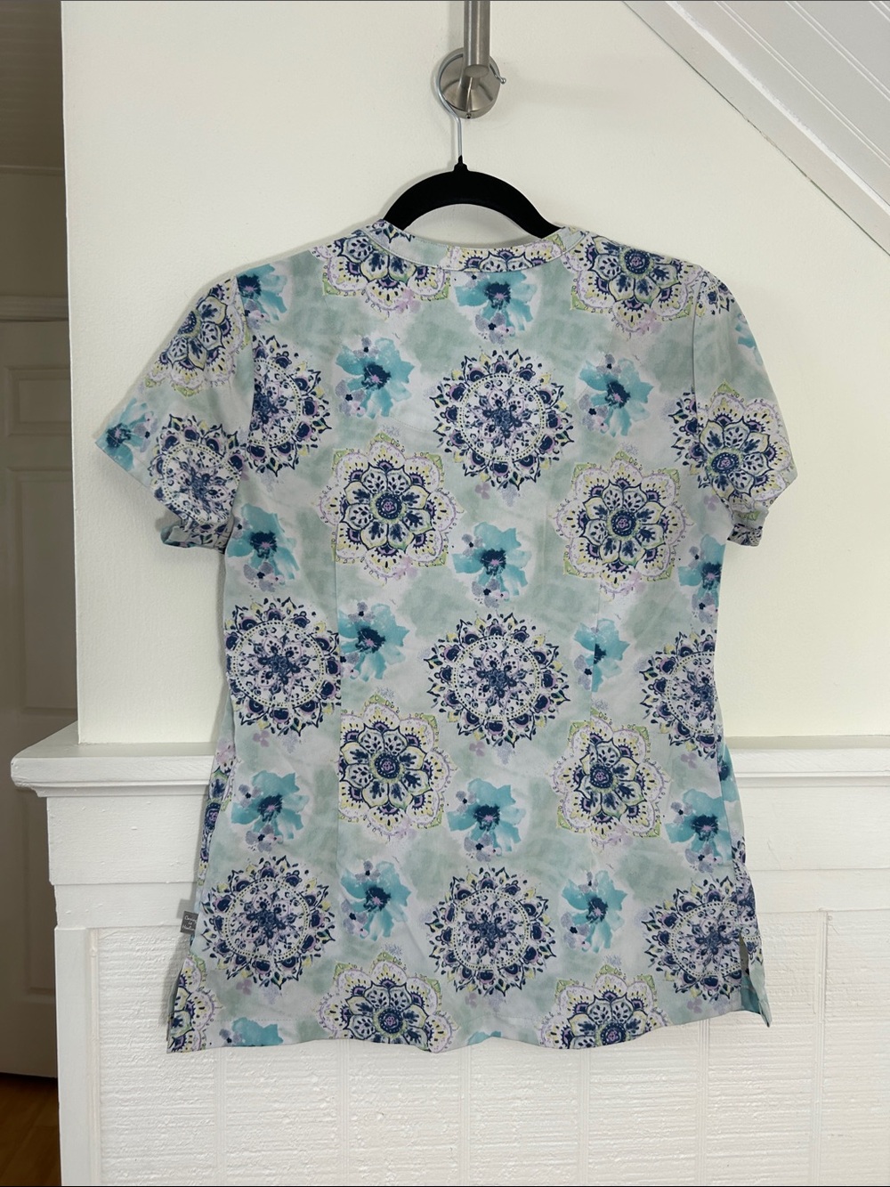 Healing Hands Water Color Medallion Ivy Printed Scrub Top size XS - Picture 5 of 7